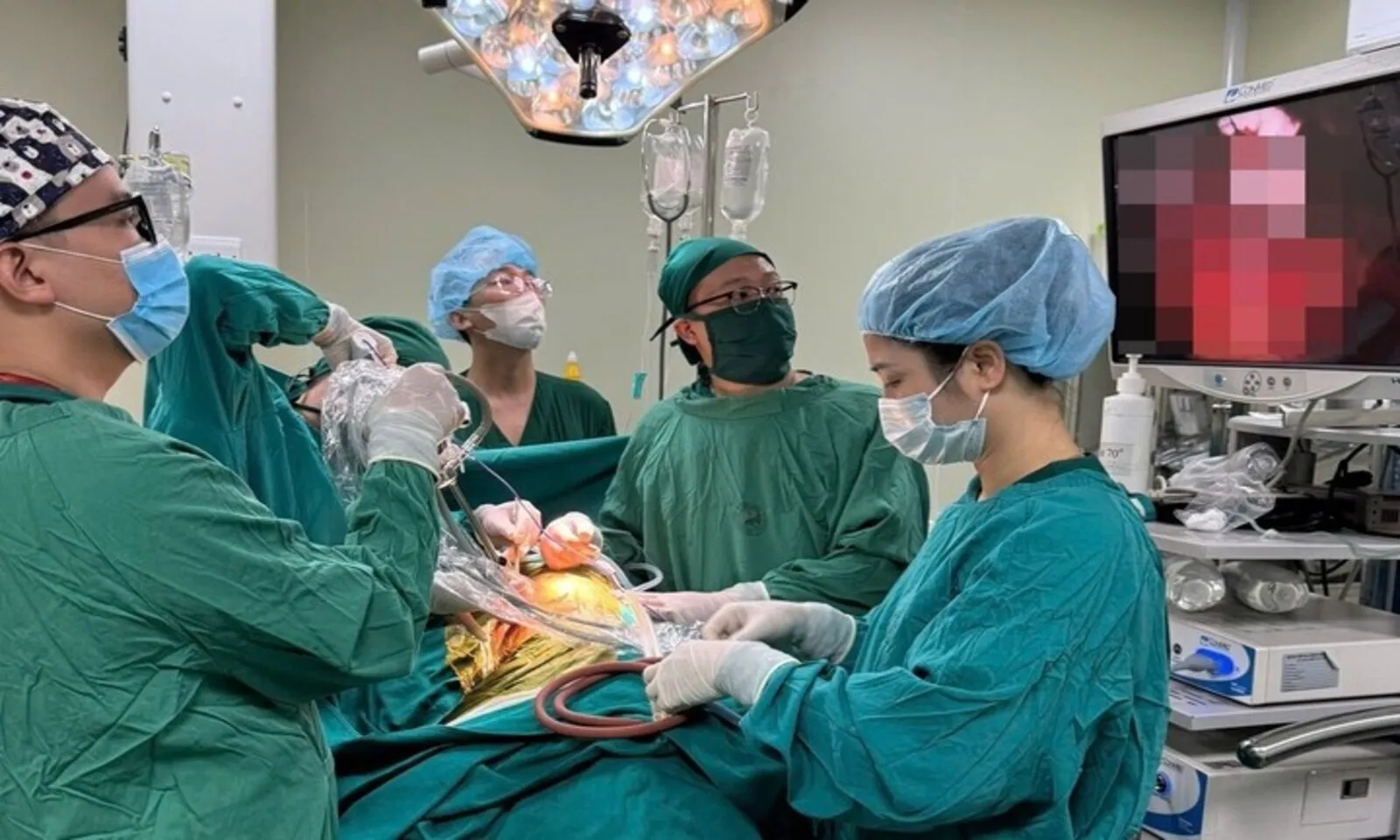 Nam thanh niên 18 tuổi bị đâm thấu tim, phổi được cứu sống nhờ báo động đỏ