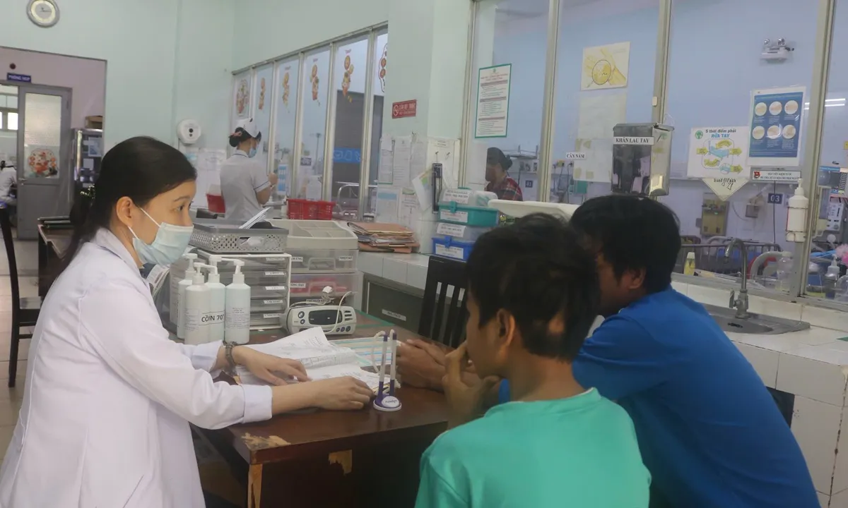 Bé trai 13 tuổi nguy kịch vì tăm tre đâm thủng tim