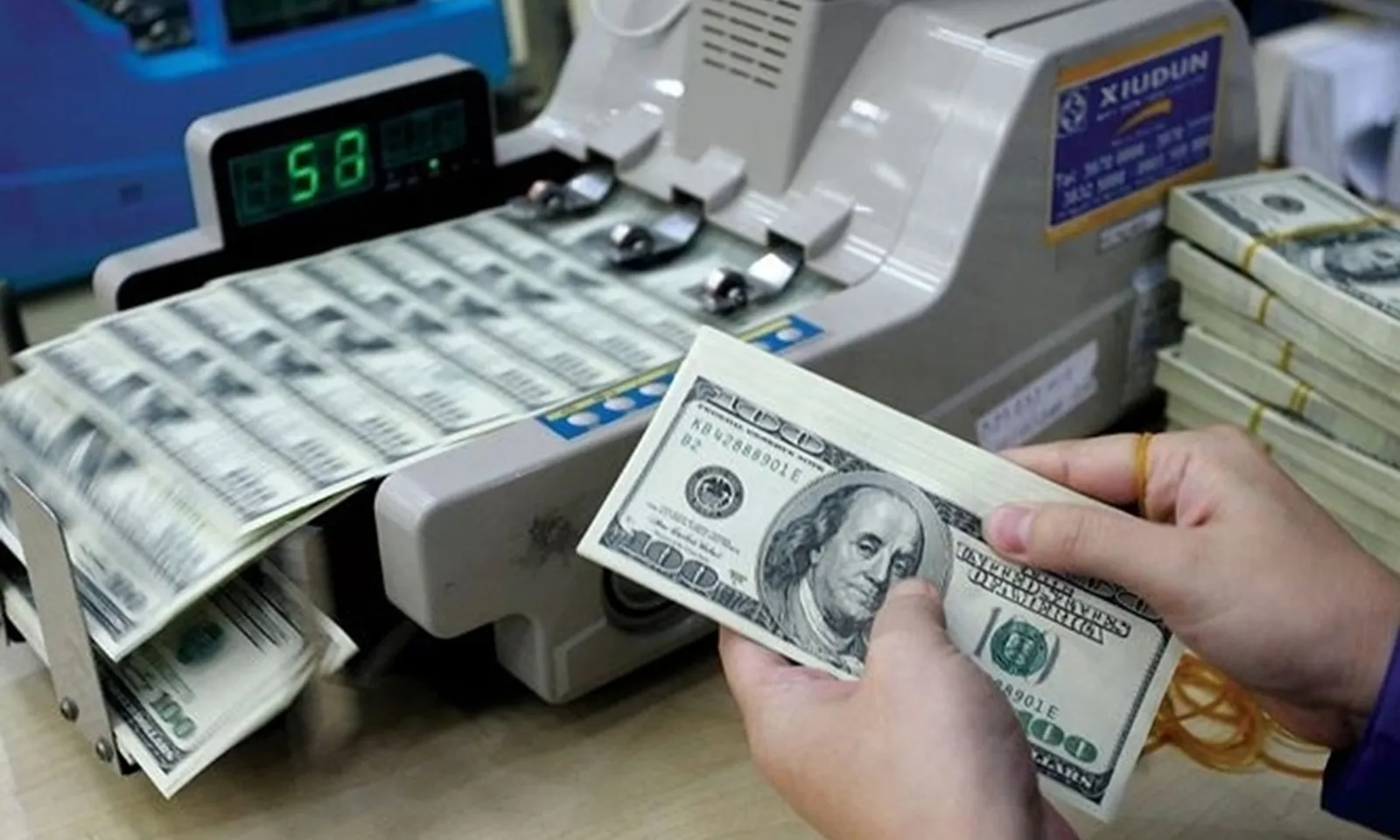 Giá USD tự do chỉ nhỉnh hơn ngân hàng vài đồng