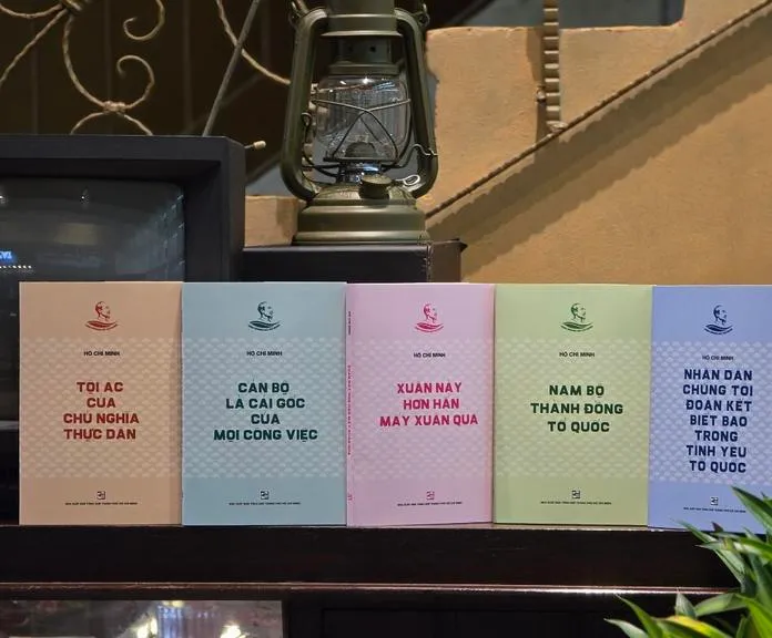 Ra mắt tủ sách “Vinh quang Hồ Chí Minh” 
