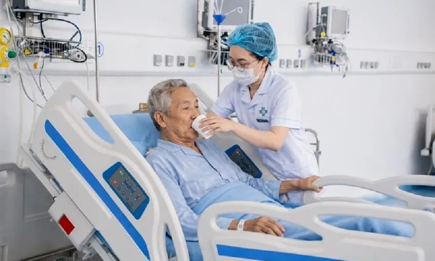 Cứu sống cụ ông 71 tuổi nguy kịch do hít sặc thức ăn khi nuôi ăn qua sonde dạ dày