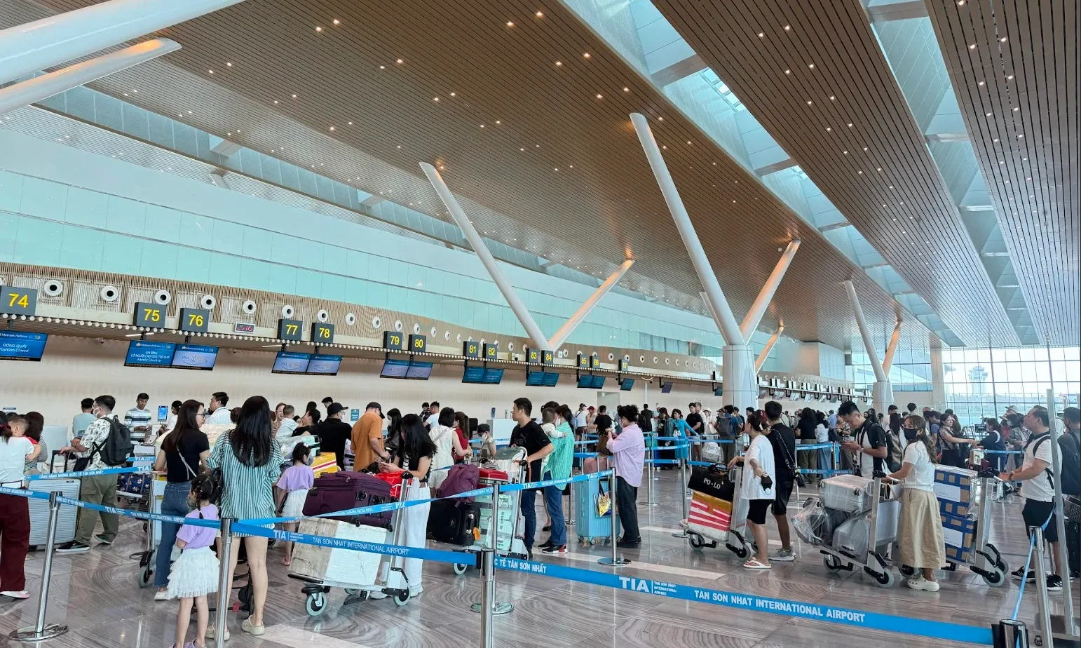 Dịp cao điểm hè 2026, sân bay Tân Sơn Nhất dự kiến khai thác 720 chuyến bay/ngày