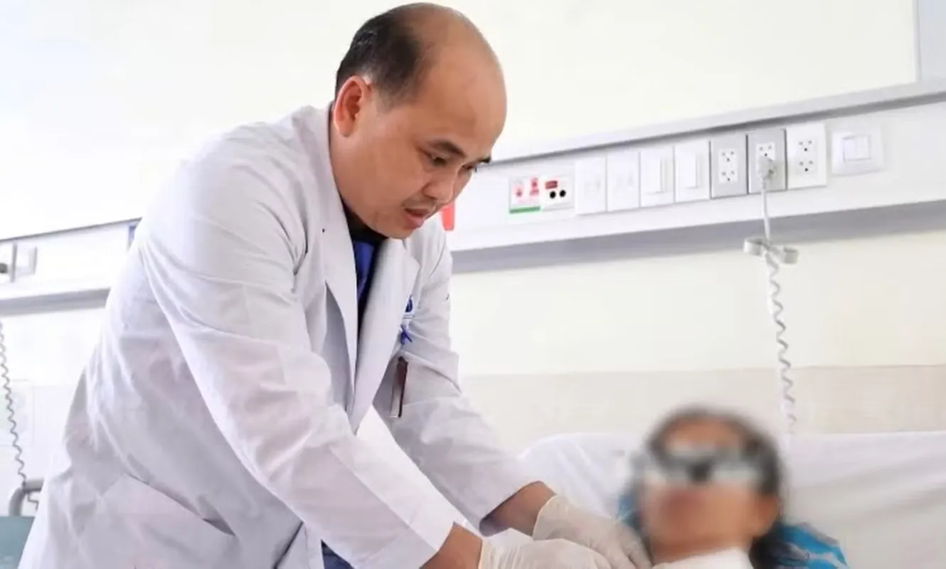 Cứu sống ca u giáp ăn vào khí quản