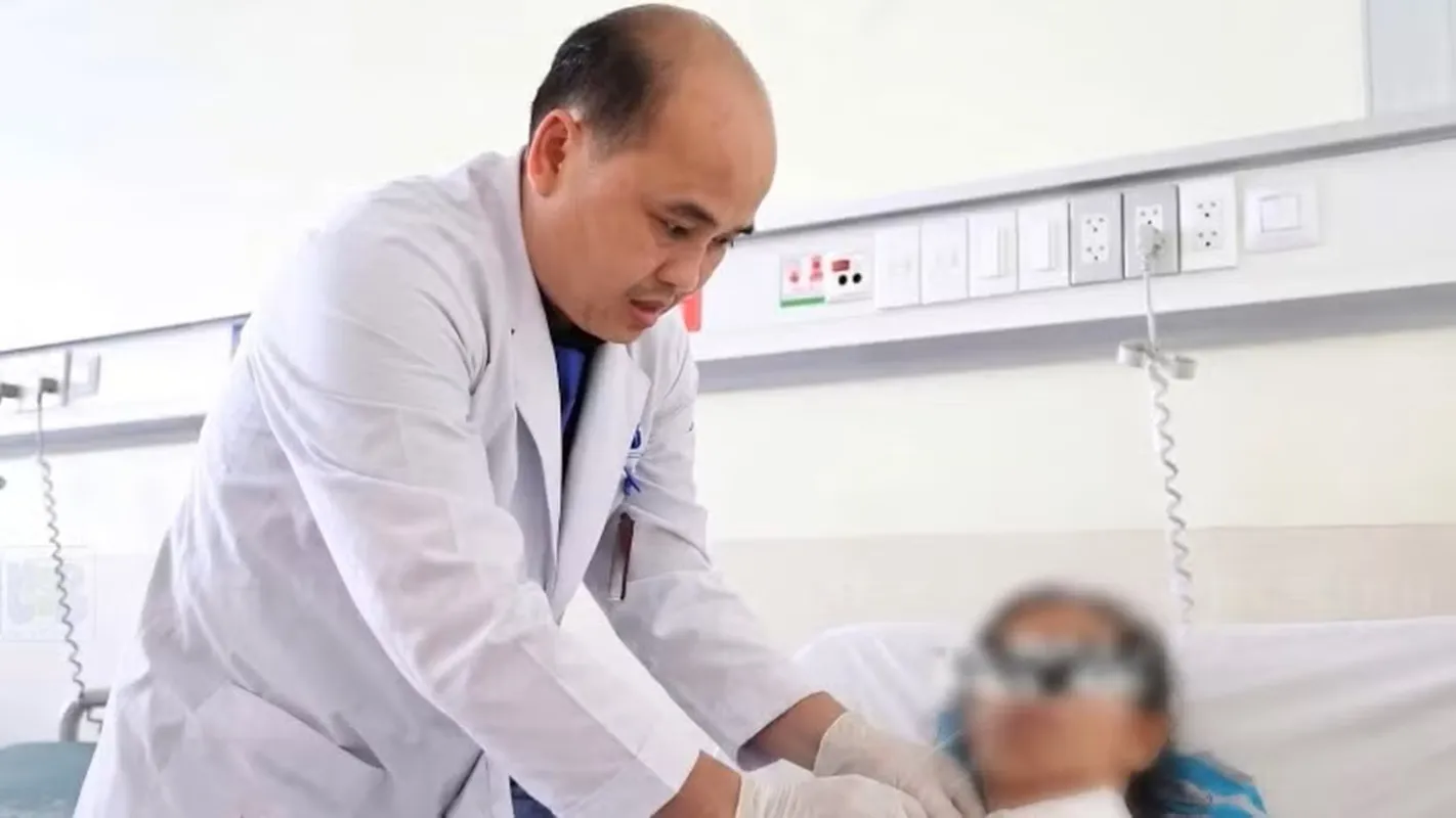 Bác sĩ thăm khám bệnh nhân sau phẫu thuật - Ảnh Bệnh viện cung cấp