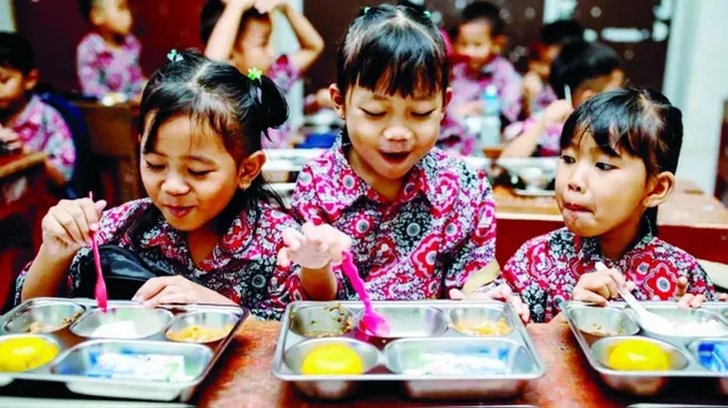 Bữa ăn trưa miễn phí tại một trường tiểu học ở Jakarta, Indonesia - Ảnh UNICEF Indonesia