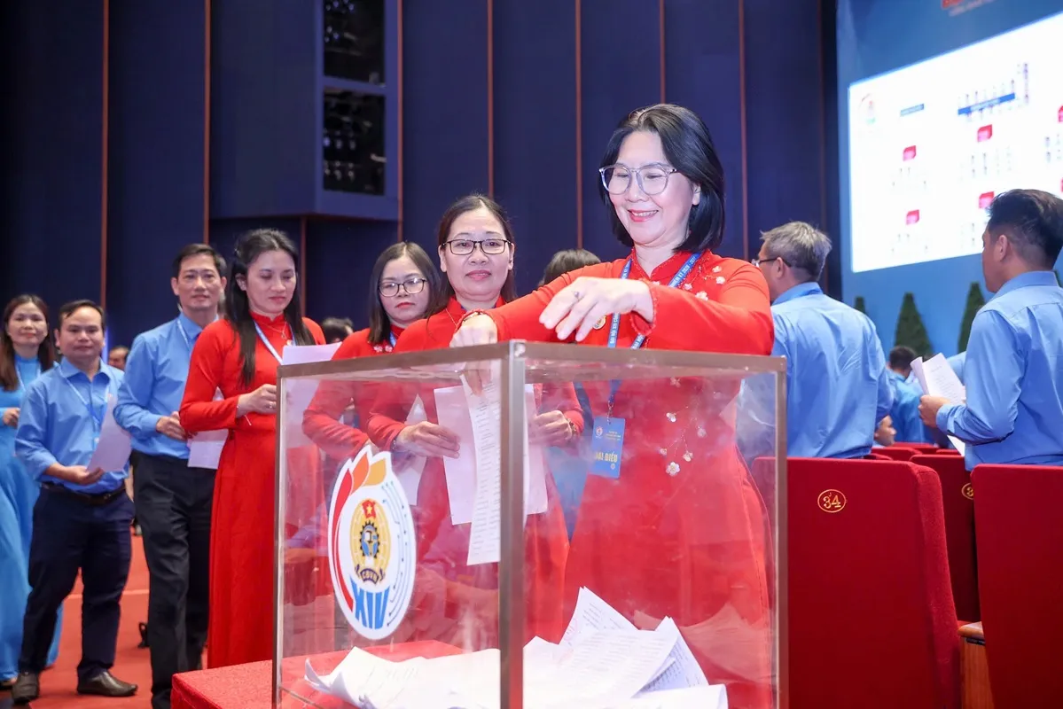 Các đại biểu bỏ phiếu bầu Ban Chấp hành Tổng LĐLĐ Việt Nam khóa XIV