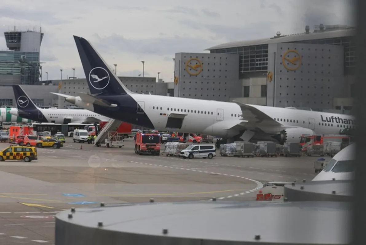Chiếc máy bay Boeing 787 bị sập phần mũi tại sân bay Frankfurt, Đức, ngày 4-6 - Ảnh REUTERS