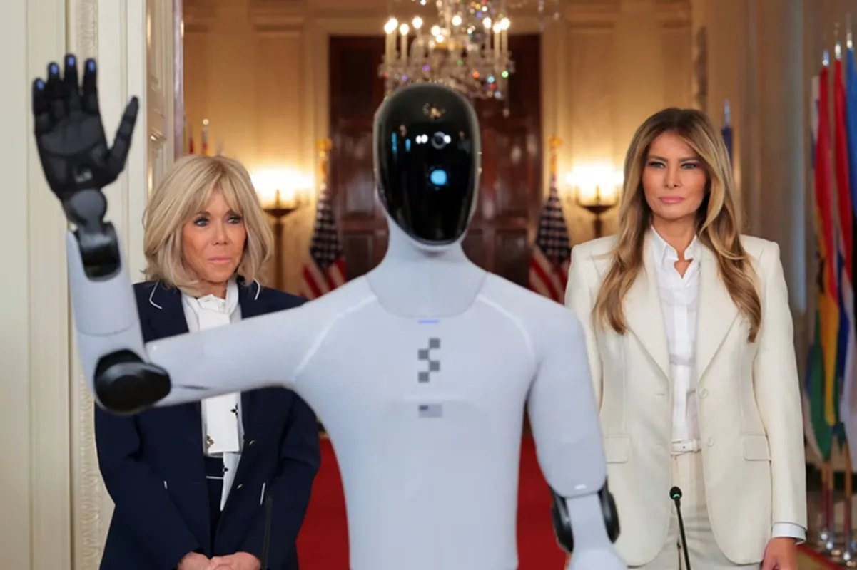 Đệ nhất phu nhân Mỹ (phải) và Đệ nhất phu nhân Pháp (trái) cùng robot hình người tại một sự kiện tổ chức tại Nhà Trắng hôm 25-3 - Ảnh REUTERS