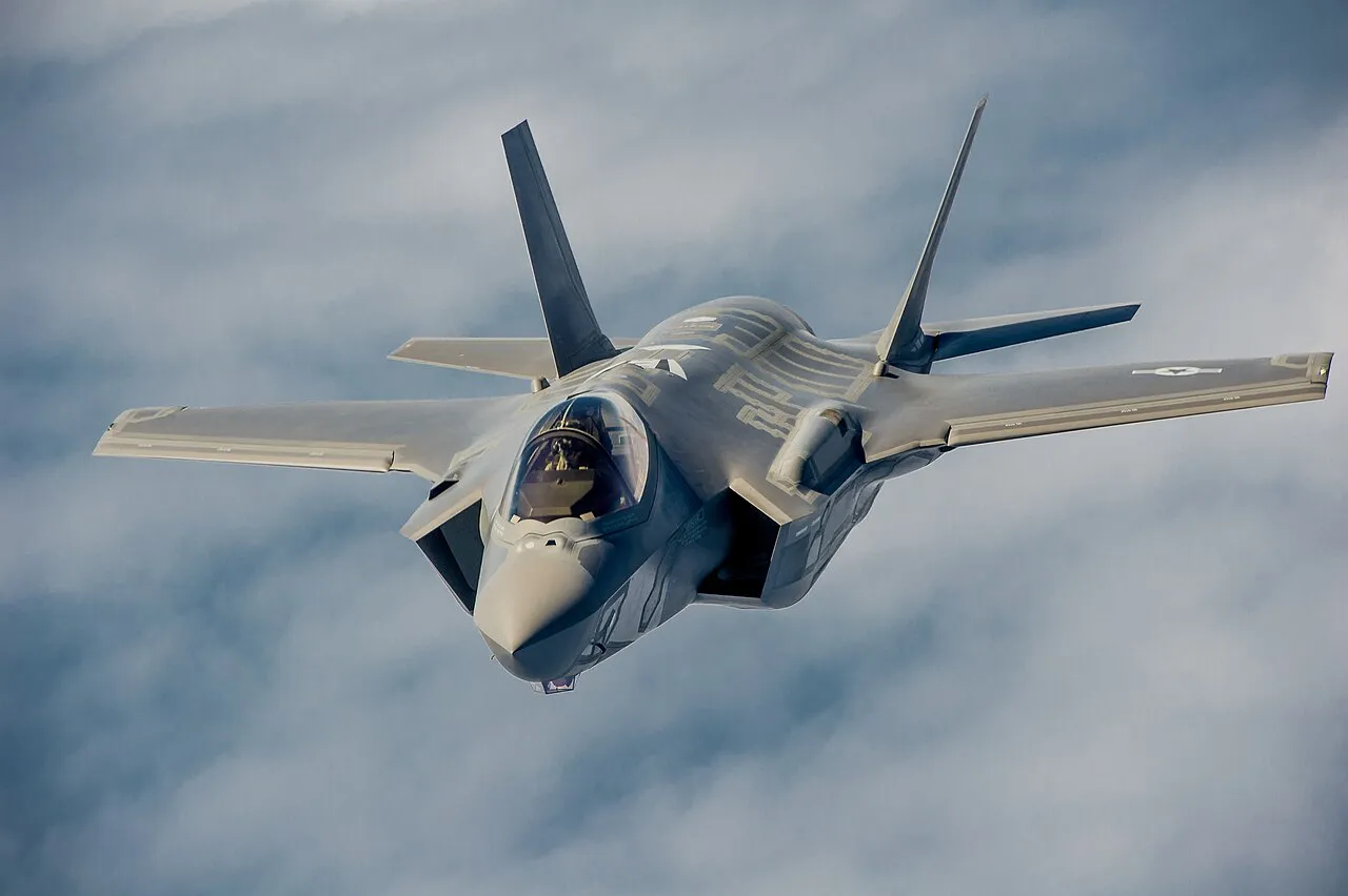 F-35 bay thử nghiệm tiếp nhiên liệu trên không