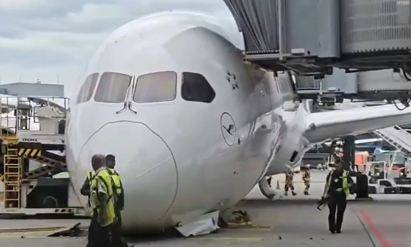 Boeing 787 sập càng bất ngờ