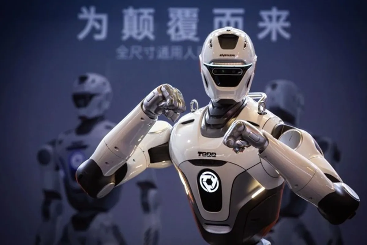 Một robot ở tư thế sẵn sàng chiến đấu trong triển lãm công nghệ Beyond Expo tại Macau vào ngày 29.5.2026 - Ảnh AFP
