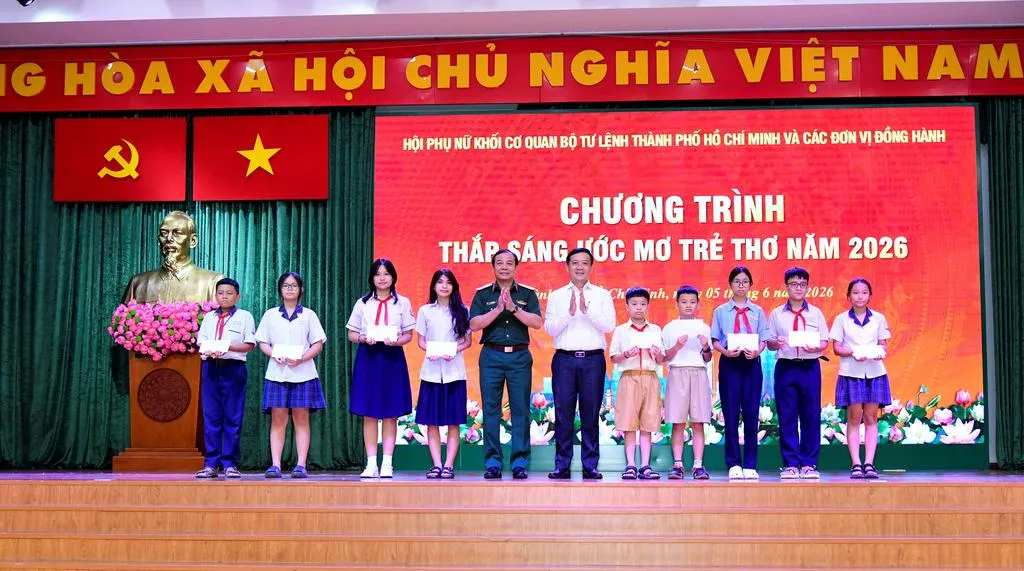 Thắp sáng ước mơ trẻ thơ: Hàng trăm phần quà ý nghĩa đến với thiếu nhi khó khăn