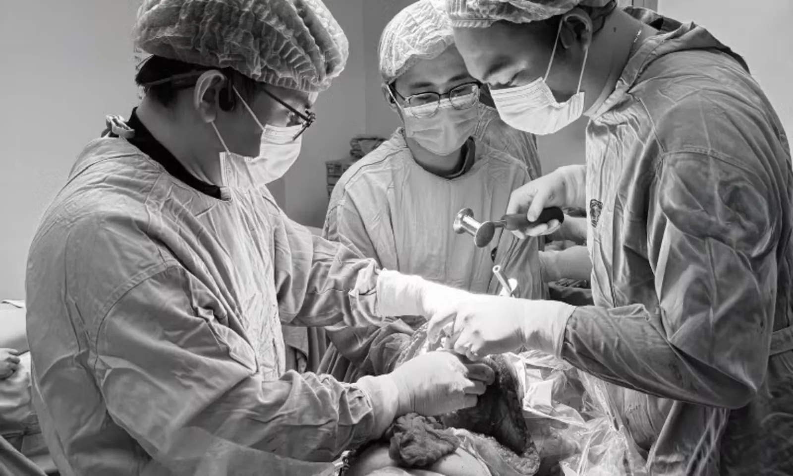Hồi sinh đôi chân cho bệnh nhân ung thư phổi giai đoạn IV di căn xương – Hình 1