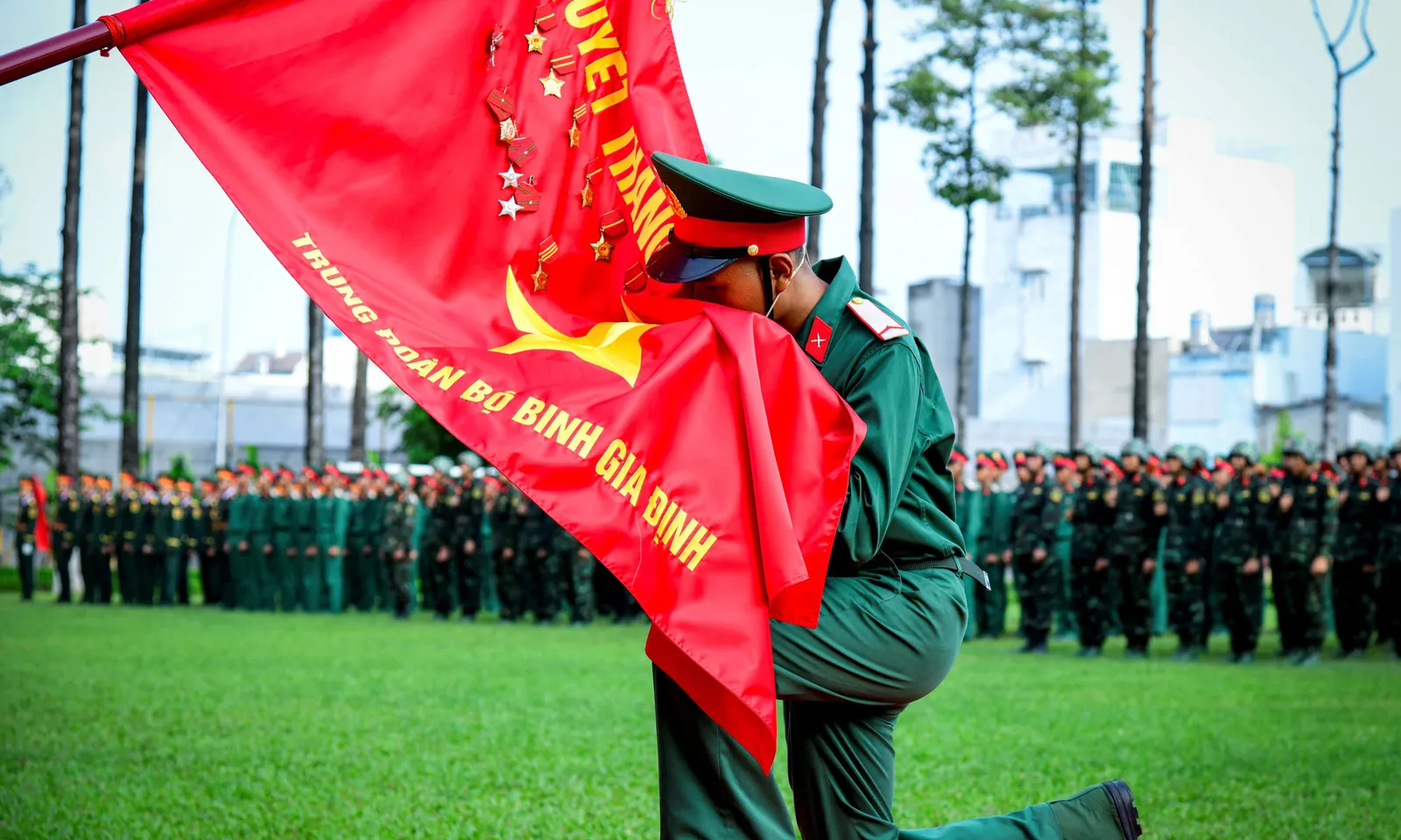 556 chiến sĩ mới Trung đoàn Gia Định tuyên thệ dưới Quân kỳ