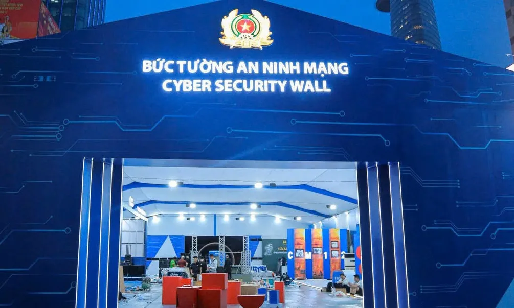 “Bức tường An ninh mạng” lần đầu xuất hiện tại phố đi bộ Nguyễn Huệ