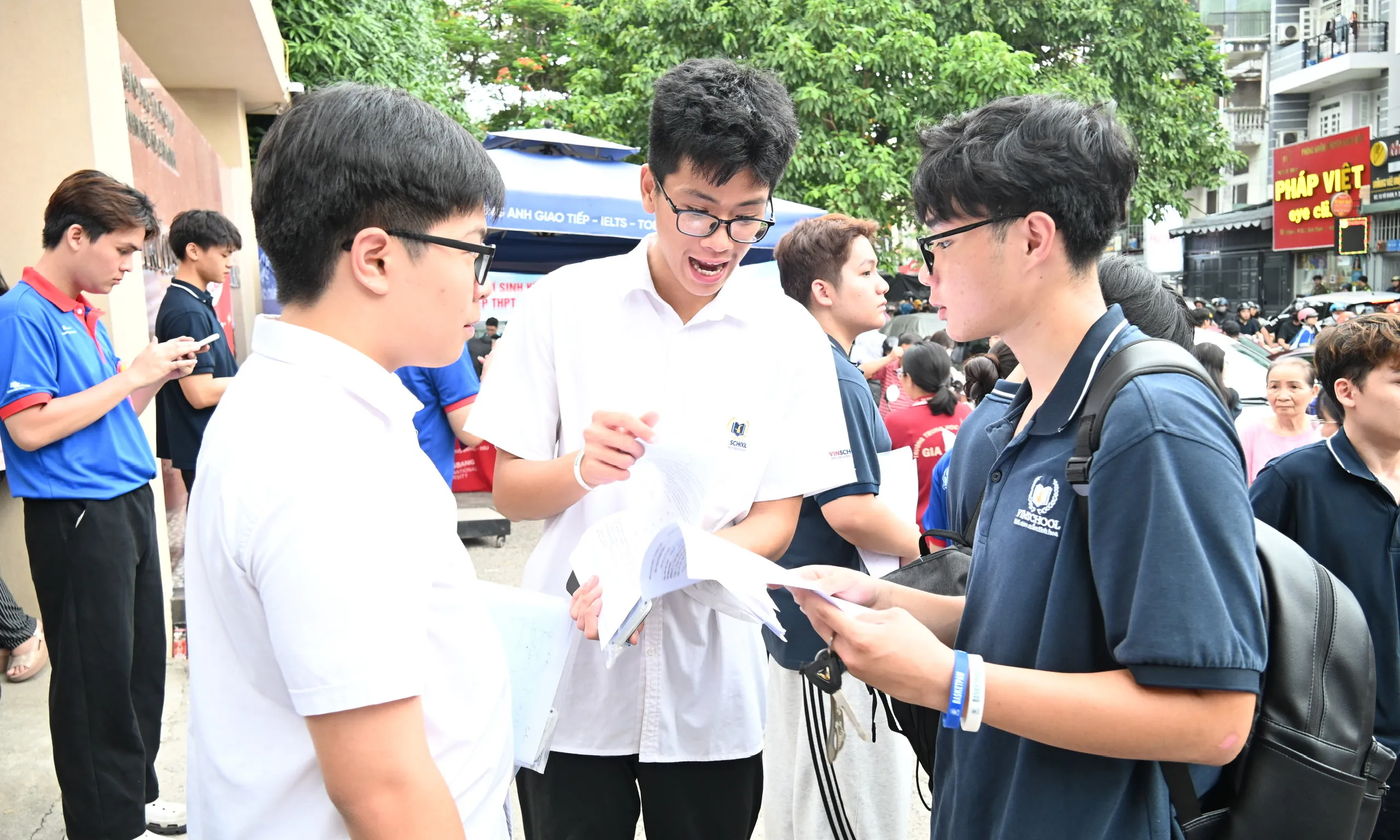 Thí sinh hoàn tất kỳ thi tốt nghiệp THPT 2026