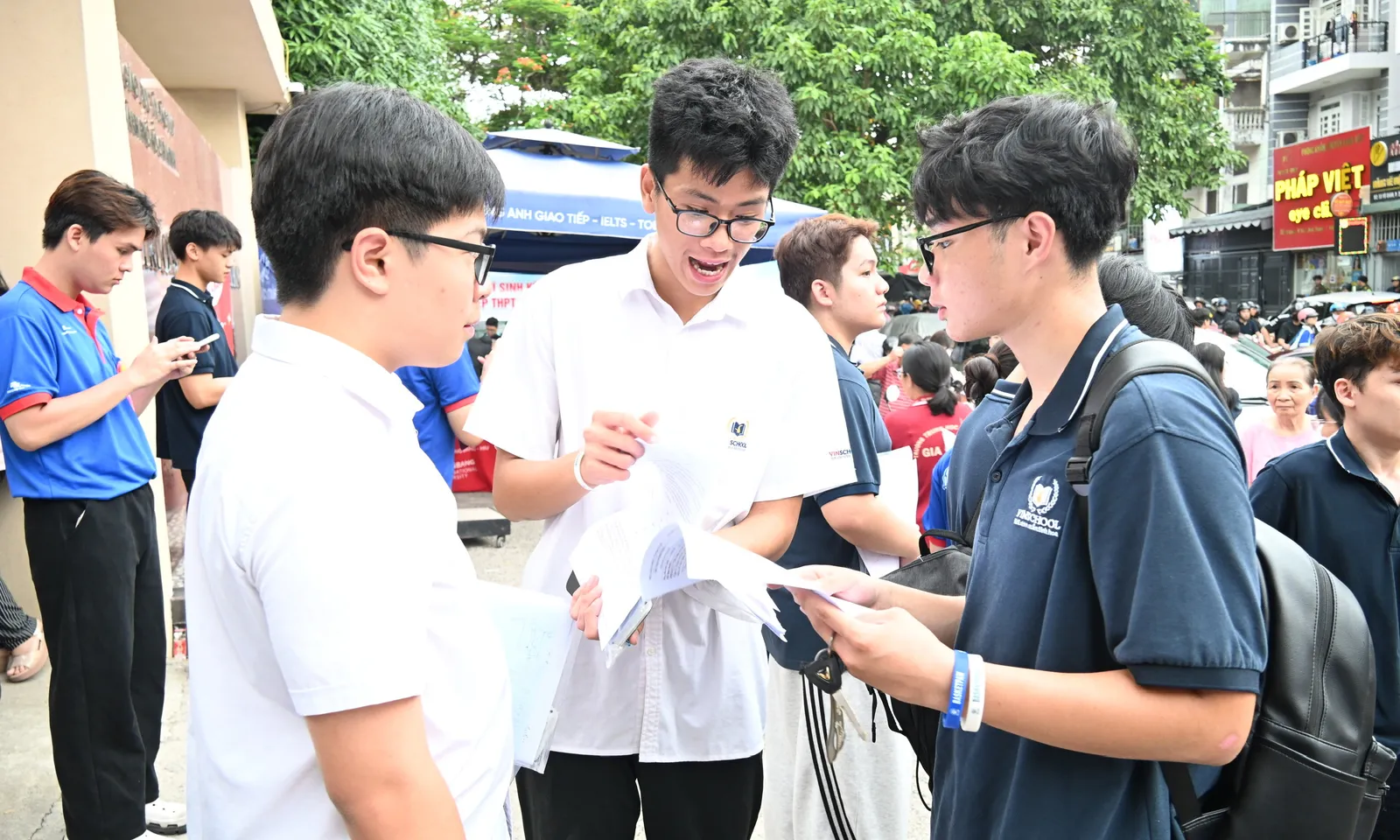 Thí sinh hoàn tất kỳ thi tốt nghiệp THPT 2026