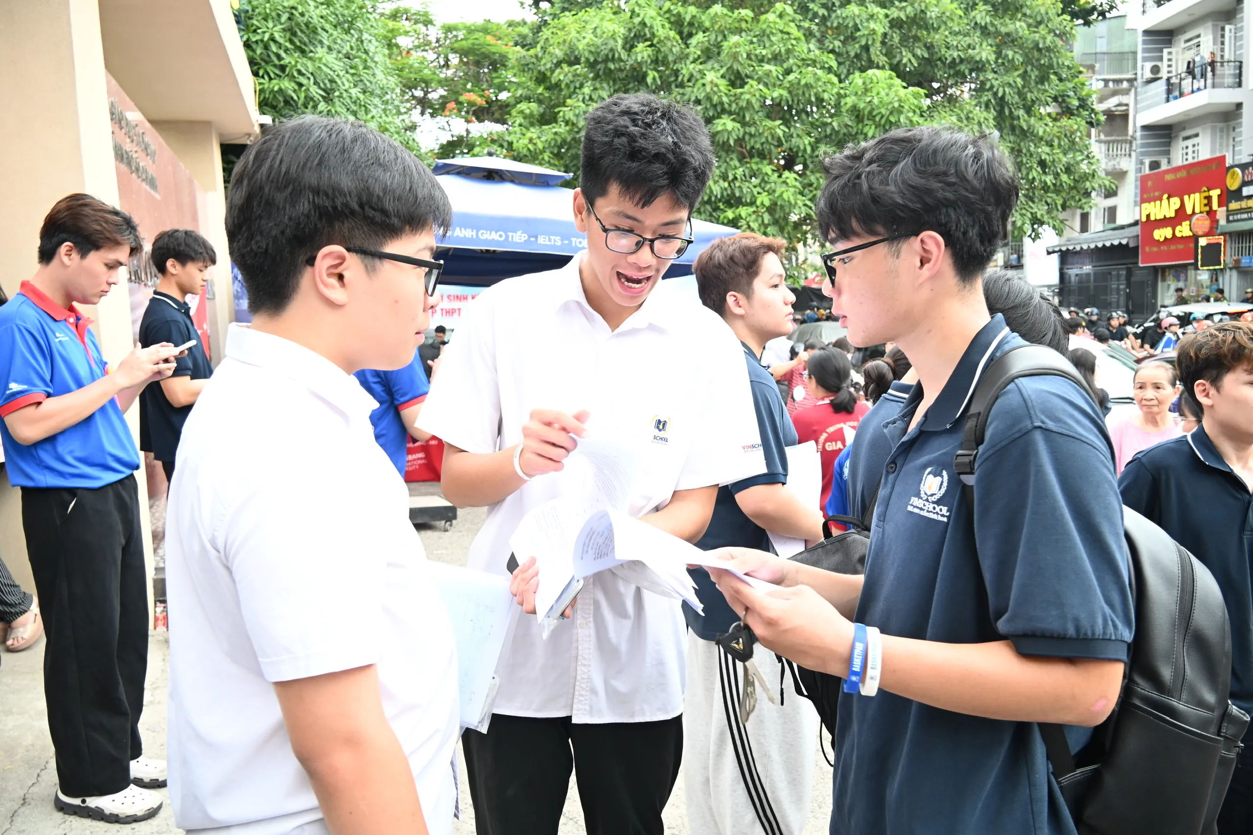Các thí sinh dự thi tốt nghiệp THPT