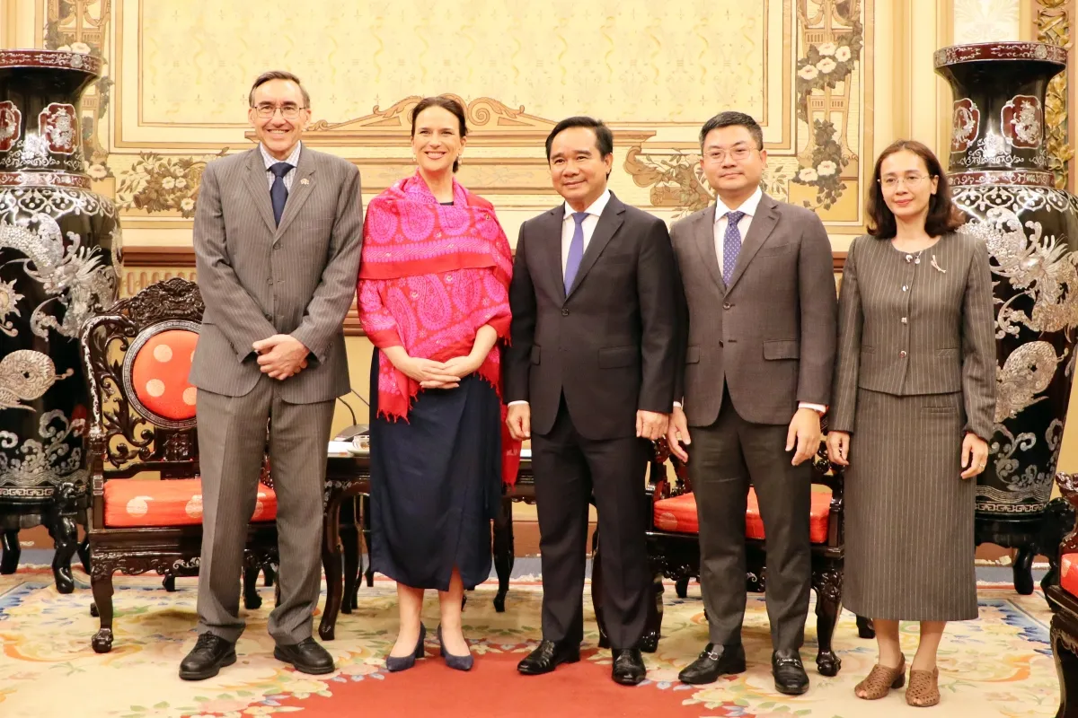 Chủ tịch UBND TPHCM Nguyễn Văn Được chụp hình lưu niệm