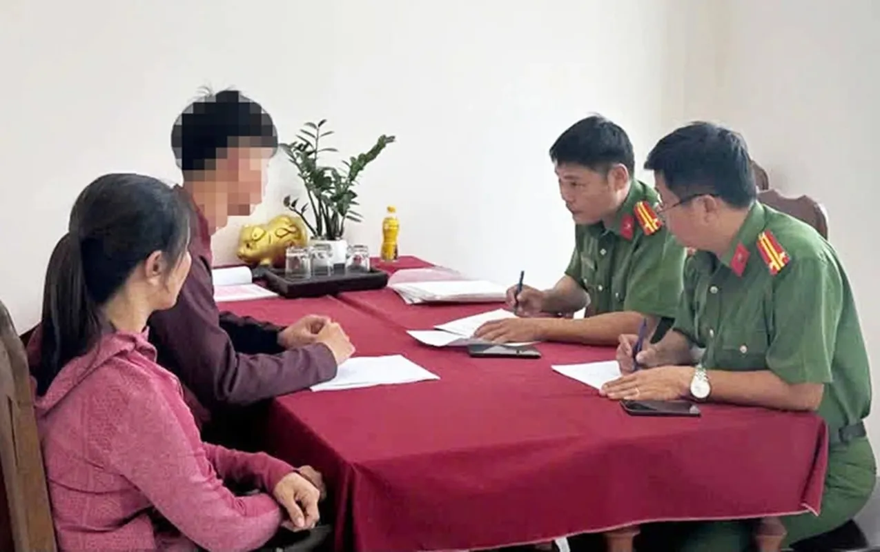 Công an xã làm việc với N. và người giám hộ
