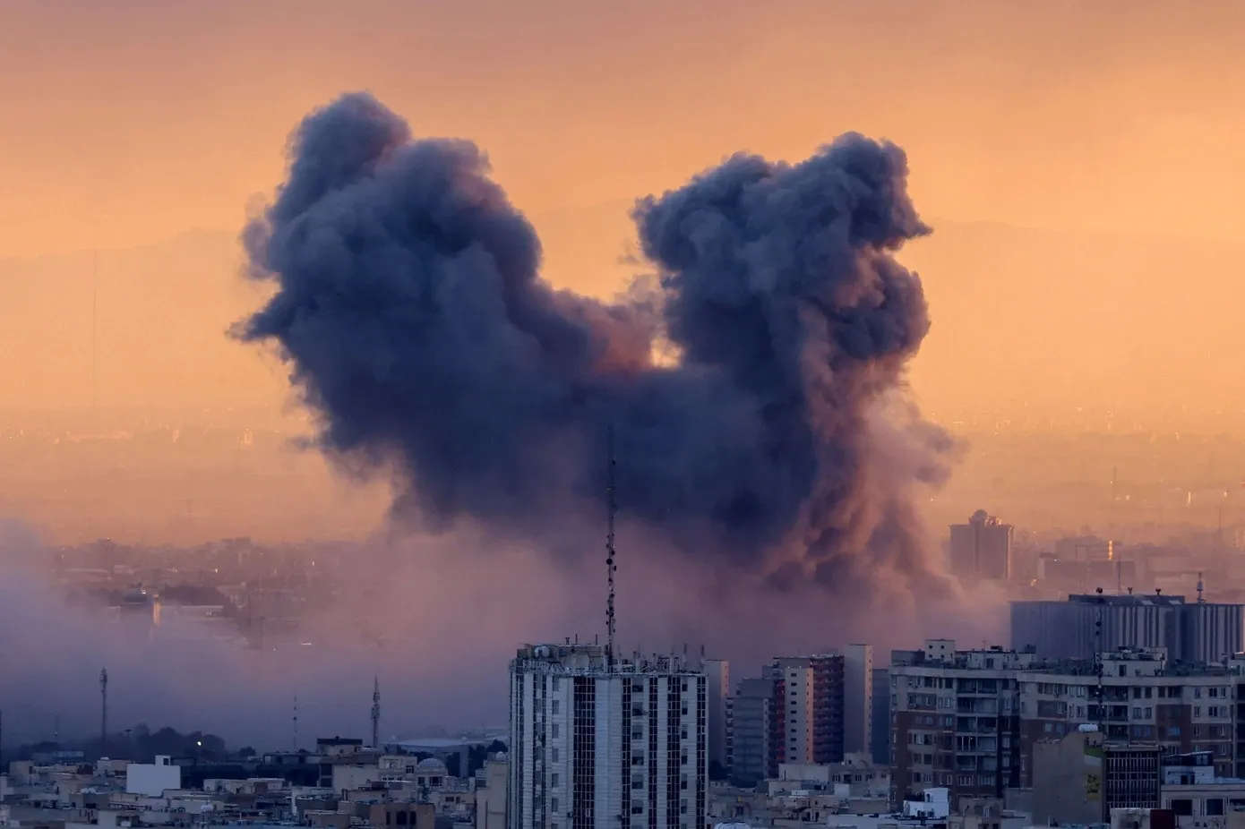 Cột khói bốc lên sau cuộc tấn công vào thủ đô Tehran của Iran, ngày 3-3-2026 - Nguồn Times of Israel