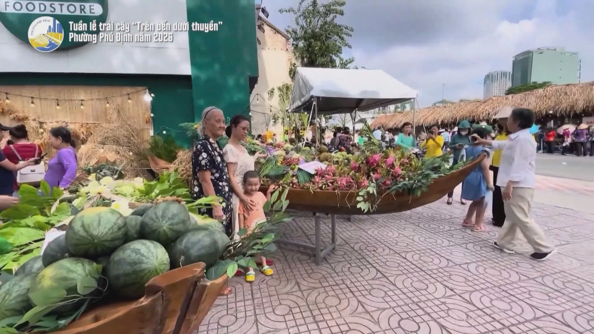 Đông đảo người dân và du khách tới tham quan, trải nghiệm