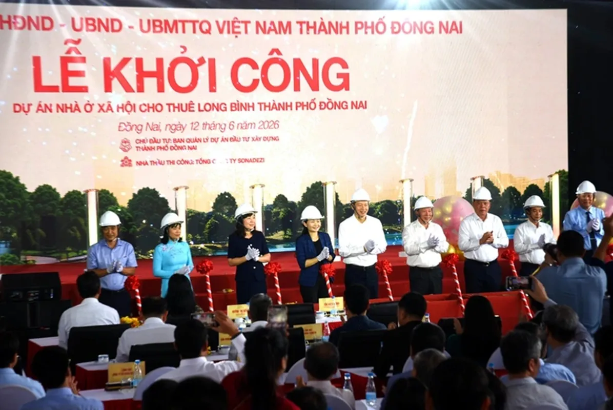 Ủy viên Trung ương Đảng, Bí thư Thành ủy, Trưởng Đoàn đại biểu Quốc hội TP Đồng Nai Vũ Hồng Văn cùng các đại biểu làm thủ tục khởi công dự án nhà ở xã hội cho thuê Long Bình - Ảnh TTO