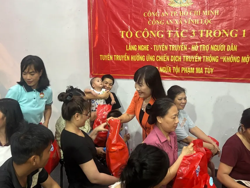 ba Thanh trao qua cho nguoi dan tham du hoi nghi