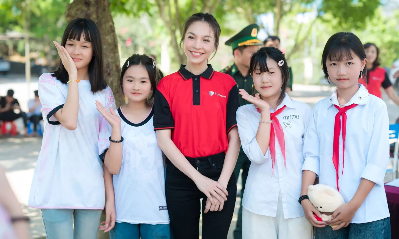 Ca sĩ Hiền Thục đứng hình trước món quà bí mật từ fan nhí Tây Bắc