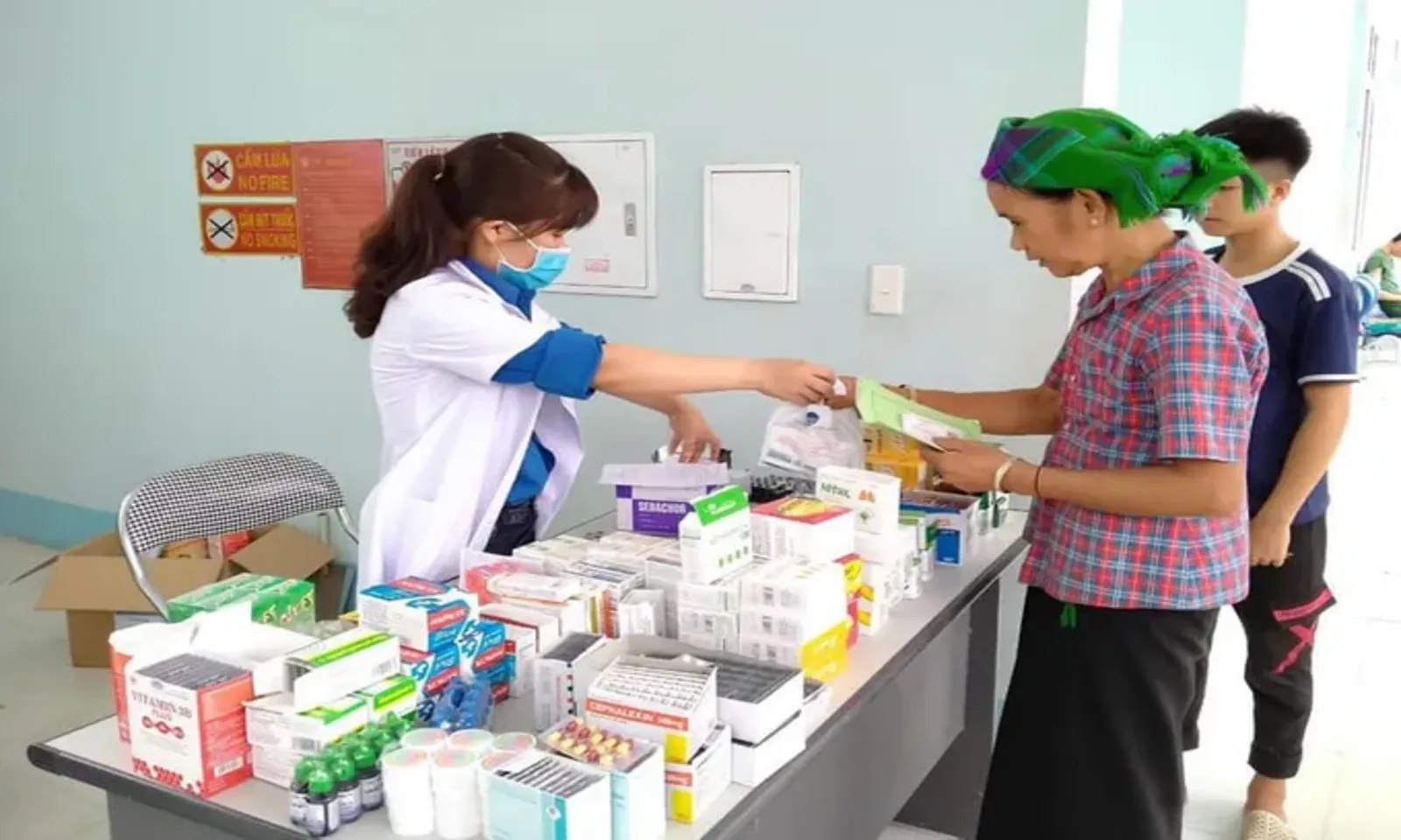 Thuốc điều trị miễn phí cho người bệnh: Không ràng buộc thương mại, tăng minh bạch
