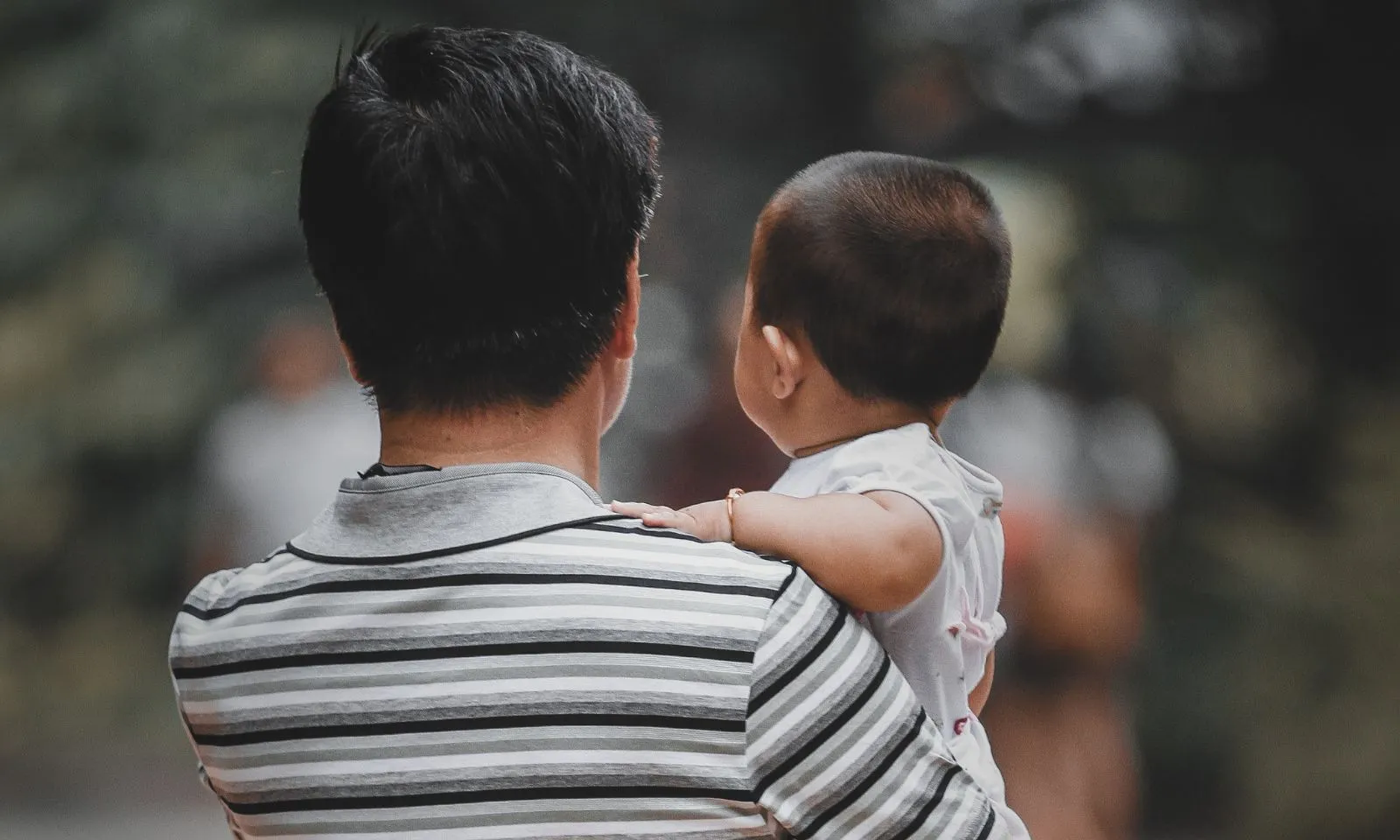 Giao hết tiền cho vợ, tôi cay đắng nếm cảnh gà trống nuôi con