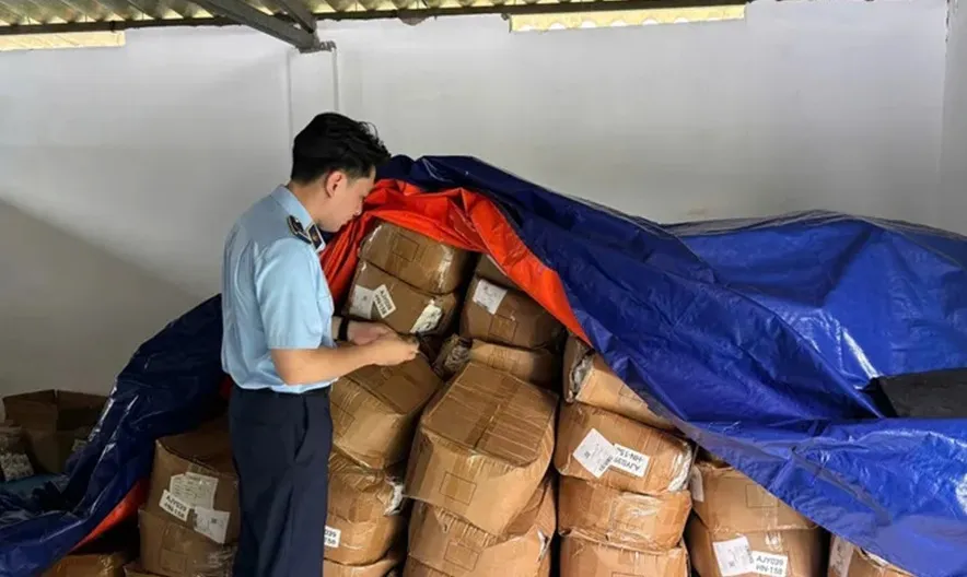 Hàng trăm ngàn gói súp bột giả Acecook bị phát hiện tại Hà Nội
