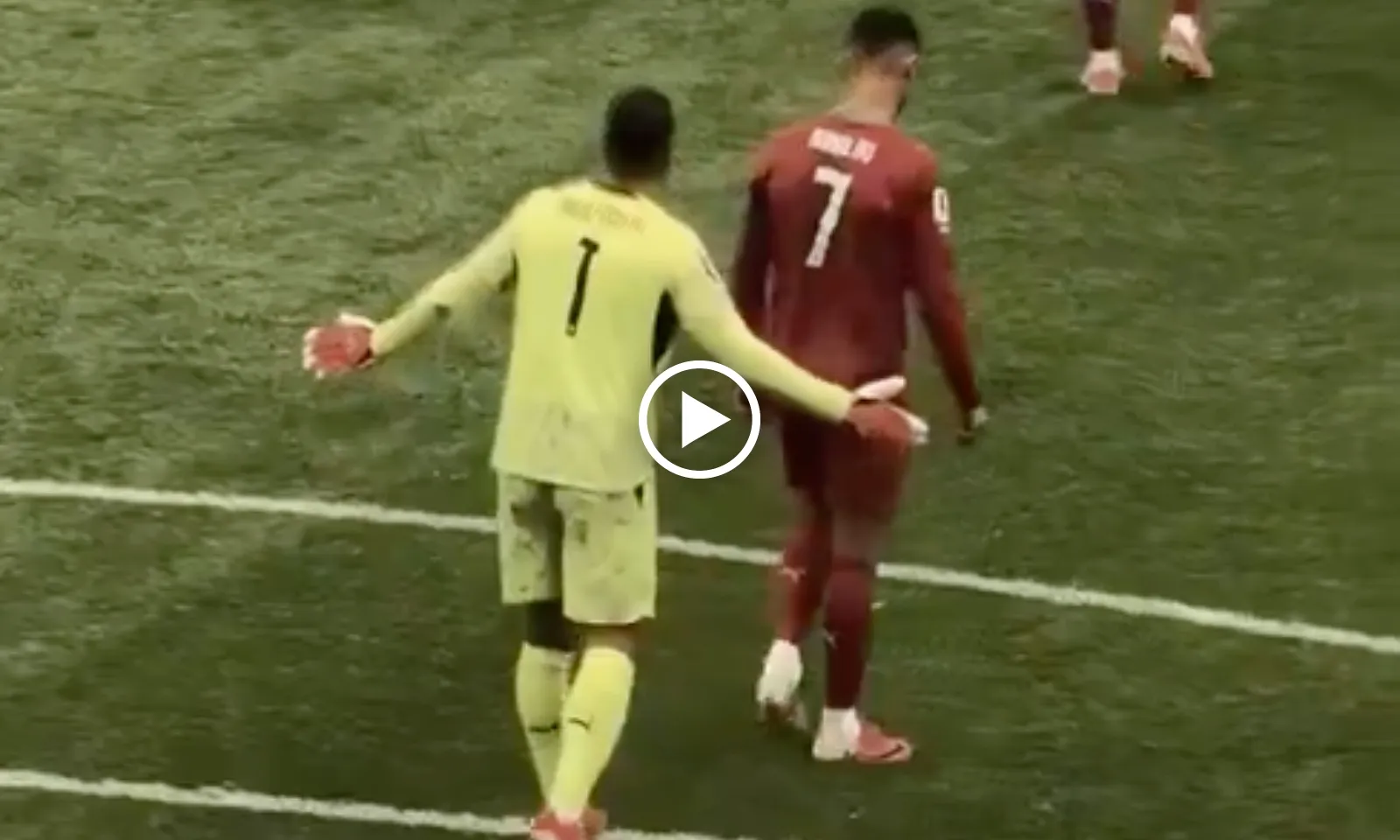 VIDEO: Ronaldo tranh cãi với đồng đội ngay trên sân