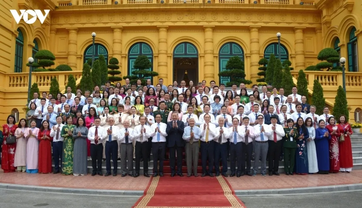 tong_bi_thu_chu_tich_nuoc_to_lam_gap_mat_nha_bao_tieu_bieu_1