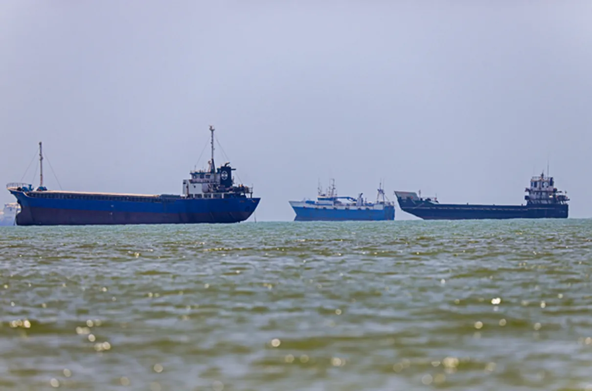 Các tàu neo đậu tại eo biển Hormuz, ngoài khơi Bandar Abbas, Iran ngày 1806 - Ảnh AFP