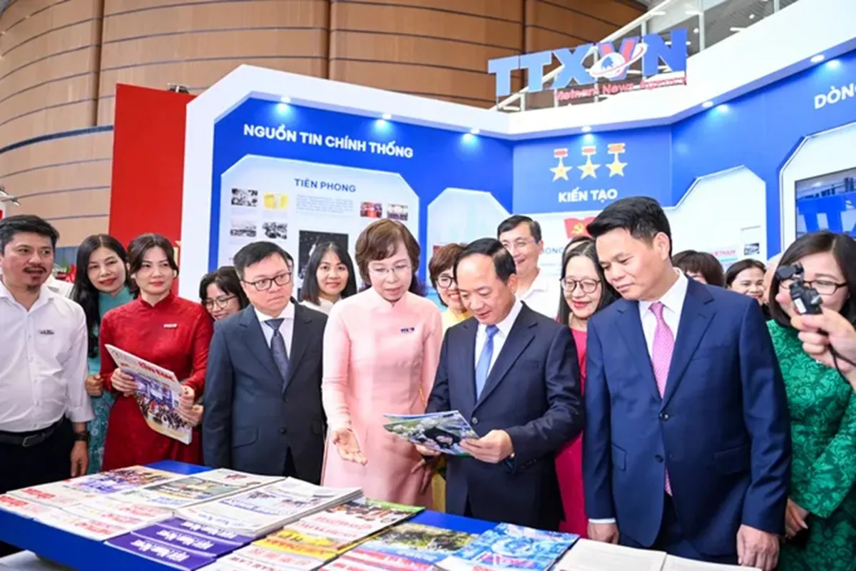 Đồng chí Trịnh Văn Quyết và lãnh đạo Hội Nhà báo Việt Nam, lãnh đạo TP Hải Phòng tham quan gian trưng bày