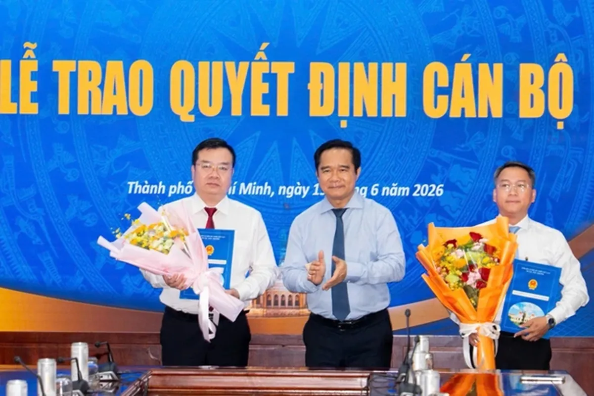 Ông Nguyễn Tấn Phát (bìa phải) - Thành ủy viên, Bí thư Đảng ủy, Chủ tịch HĐND phường Sài Gòn - vừa được bổ nhiệm làm Giám đốc Sở Giáo dục và Đào tạo TP.HCM