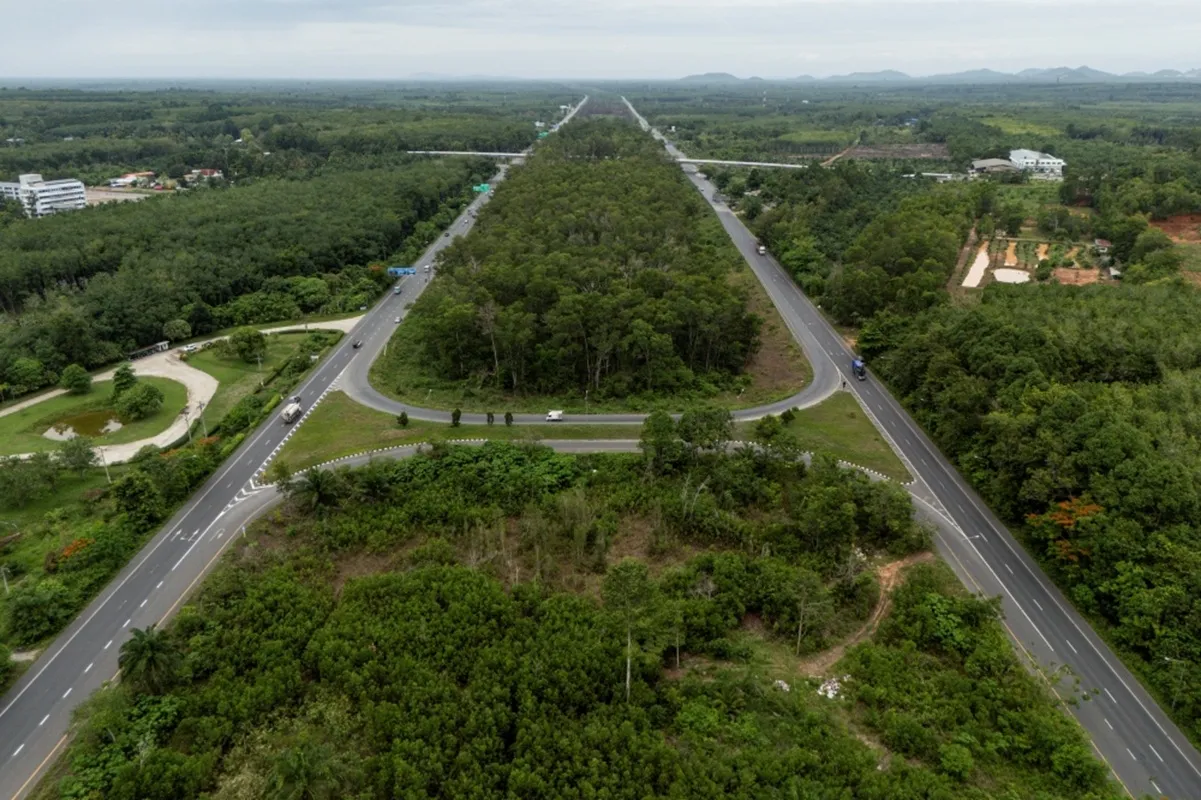 Quốc lộ 44 là một phần của dự án Cầu đường bộ phía Nam do Thái Lan đề xuất - Ảnh Reuters