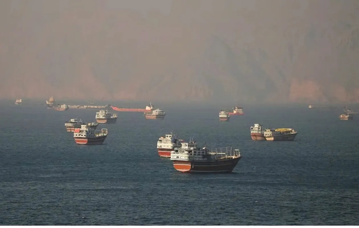 Tàu thuyền tại eo biển Hormuz, trong ảnh chụp nhìn từ Musandam (Oman) ngày 15-6-2026 - Ảnh REUTERS