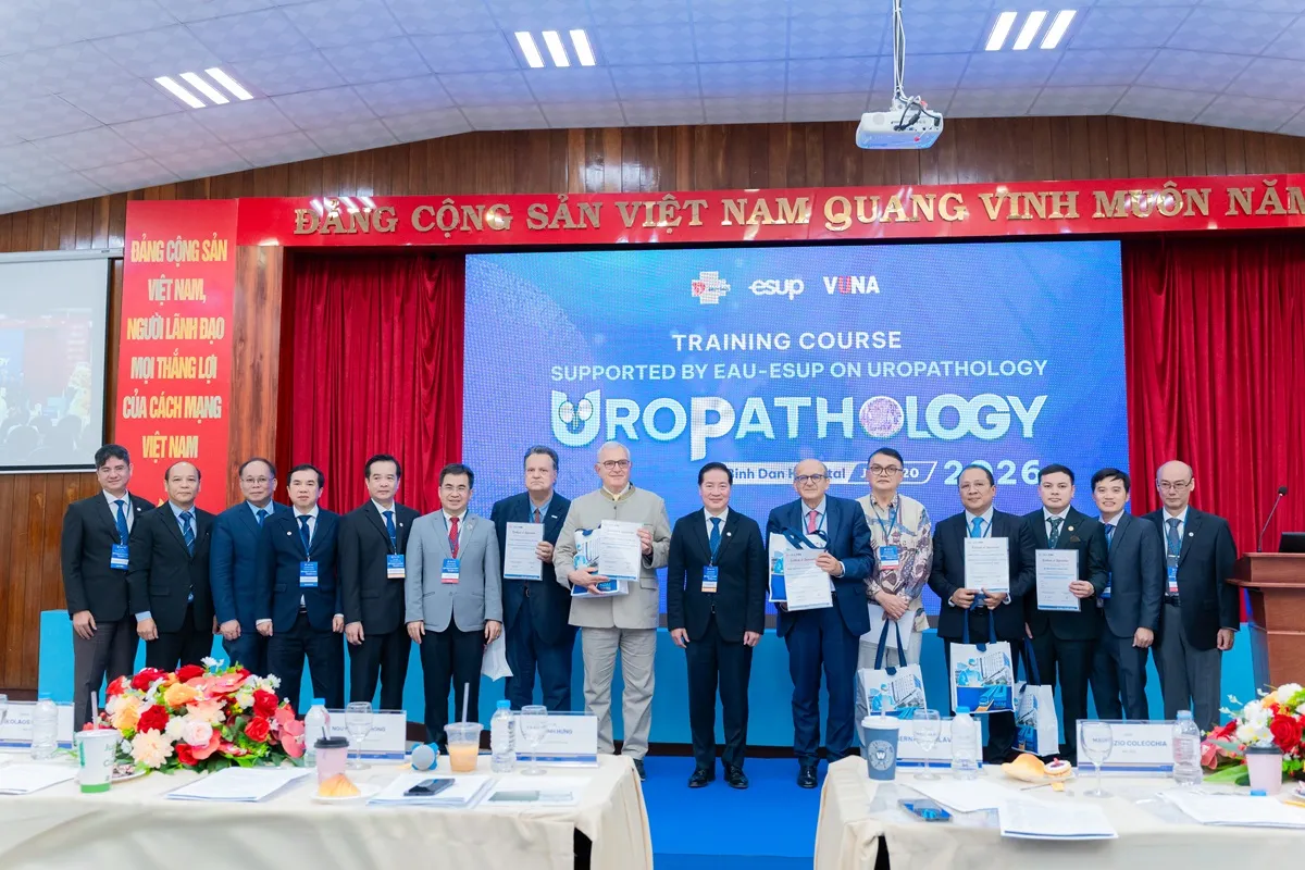 Ban giám đốc Bệnh viện Bình Dân chụp hình cùng các giáo sư