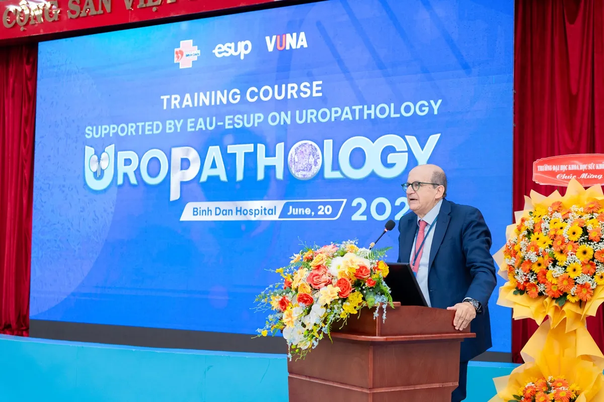 GS TS BS Maurizio Colecshia phát biểu tại buổi khai mạc