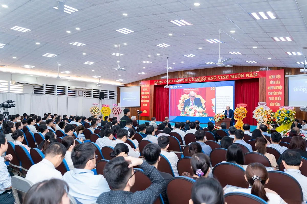 GS TS BS Maurizio Colecshia phát biểu tại buổi khai mạc 2