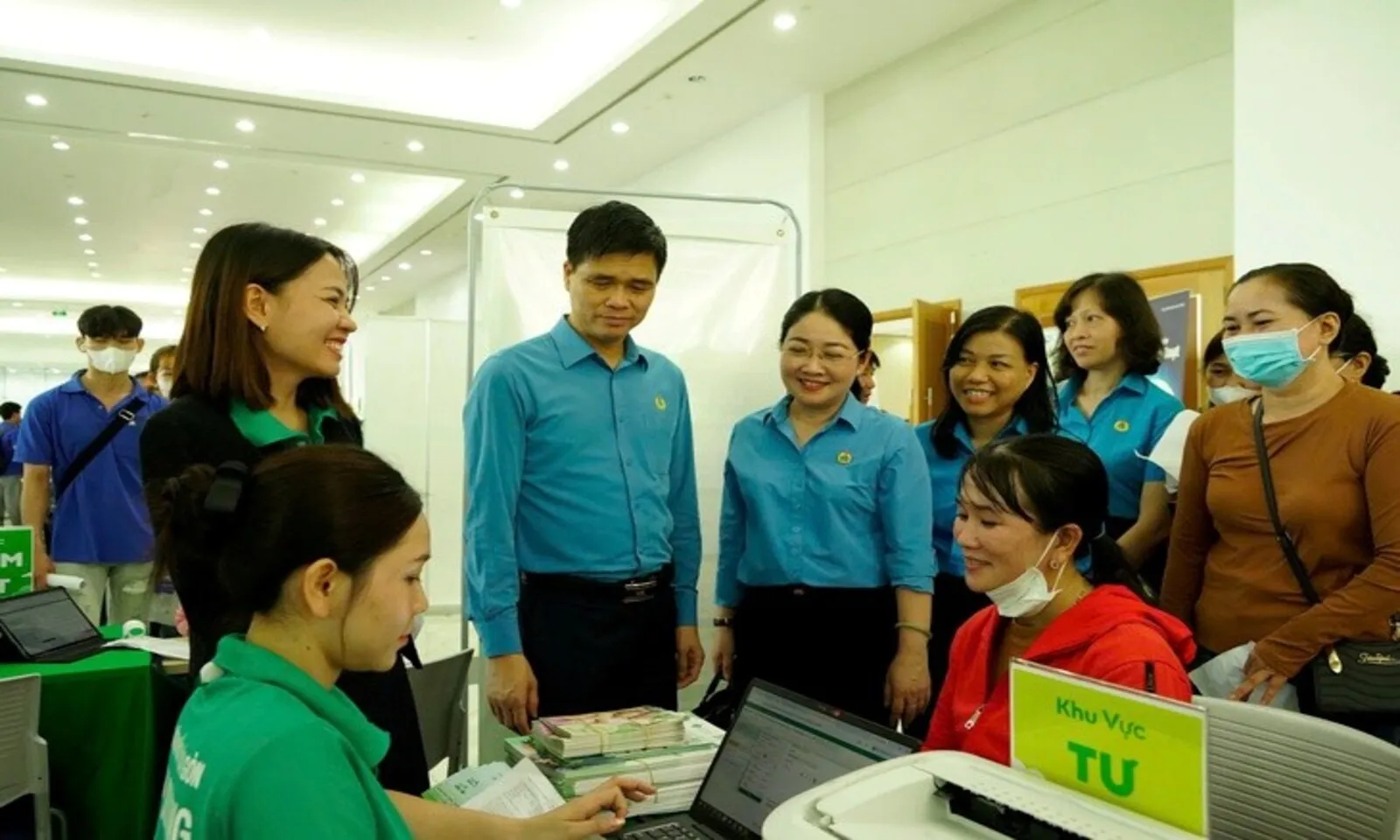 Khám sức khỏe, hỗ trợ pháp lý cho hơn 2.000 công nhân TPHCM – Hình 2