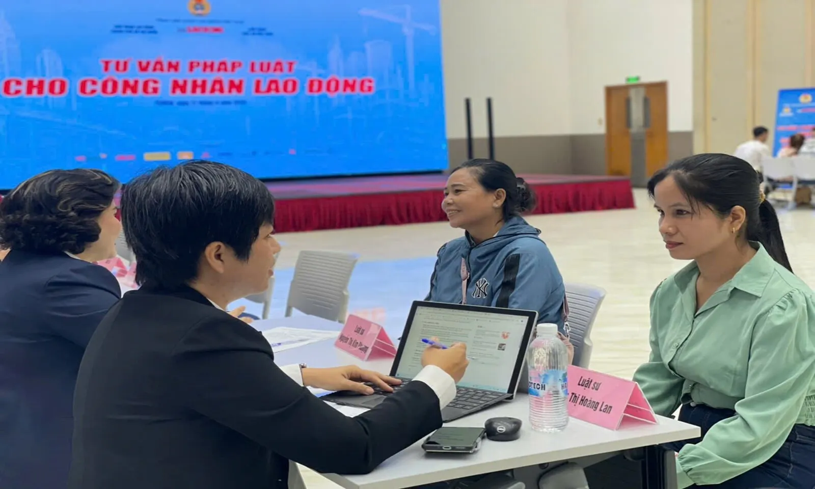 Khám sức khỏe, hỗ trợ pháp lý cho hơn 2.000 công nhân TPHCM – Hình 3