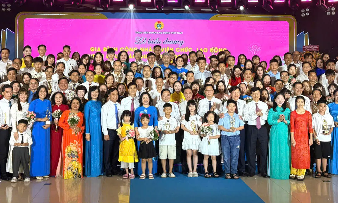 Tôn vinh 95 gia đình công nhân, viên chức, lao động tiêu biểu Việt Nam