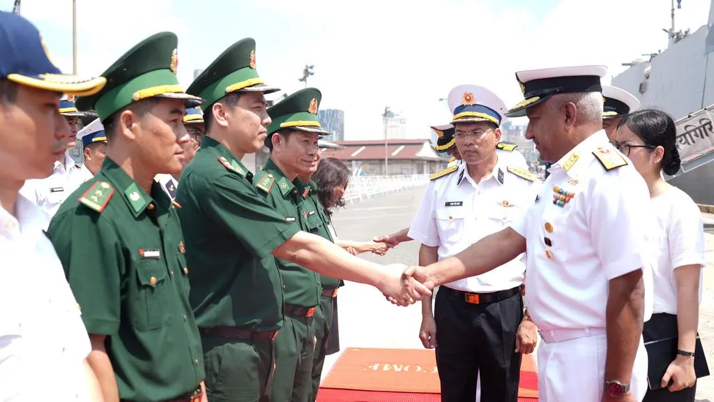 Biên đội tàu hộ vệ INS Udaygiri và INS Kavaratti của Hải quân Ấn Độ đến thăm TPHCM