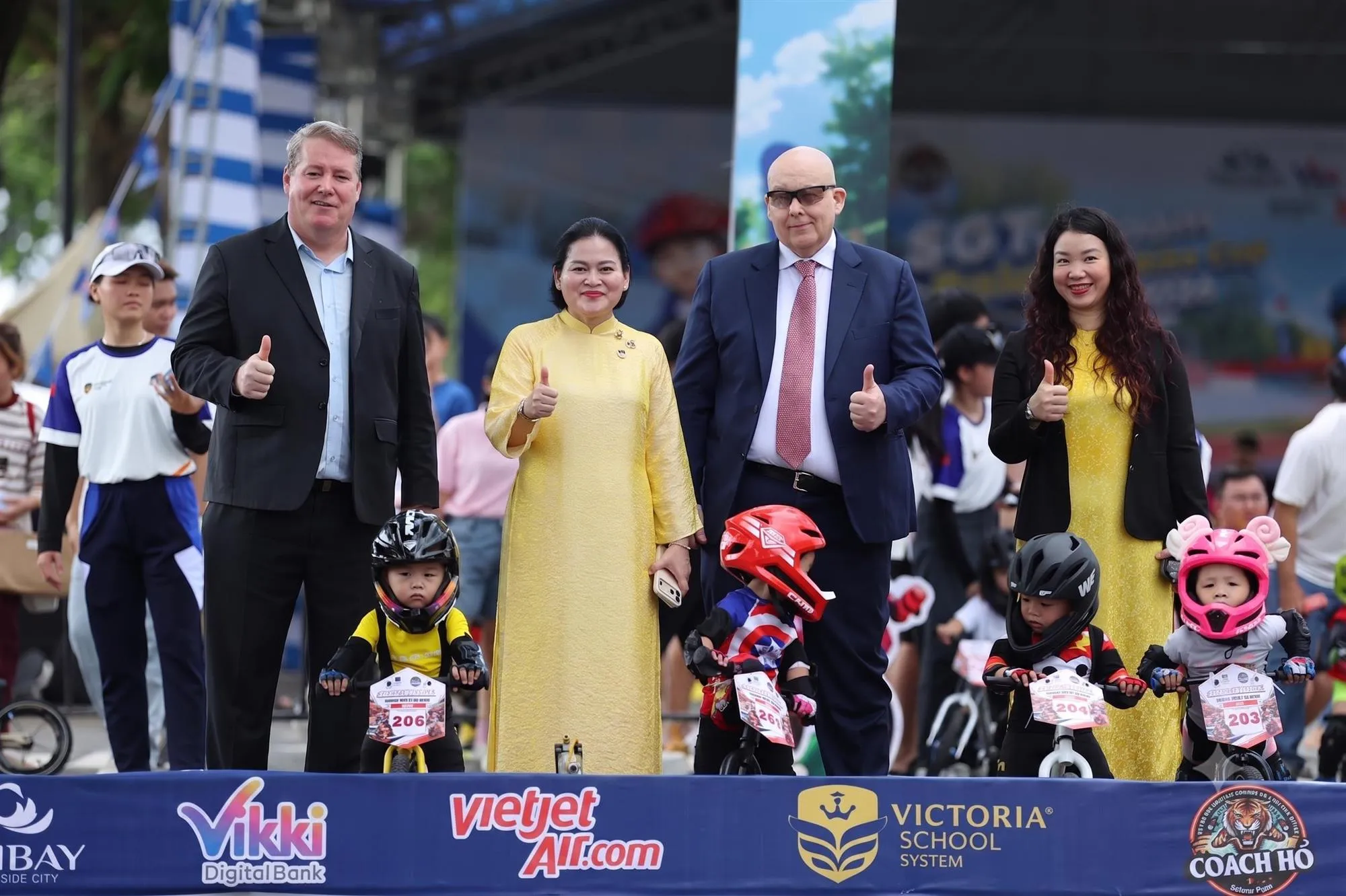 Anh 4 Ban Lãnh đạo Hệ thống Victoria School tiếp thêm năng lượng cho các vận động viên nhí