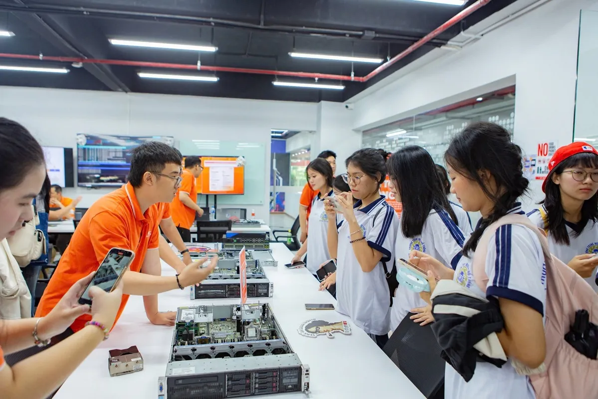 Học sinh phổ thông tìm hiểu về nhà trường