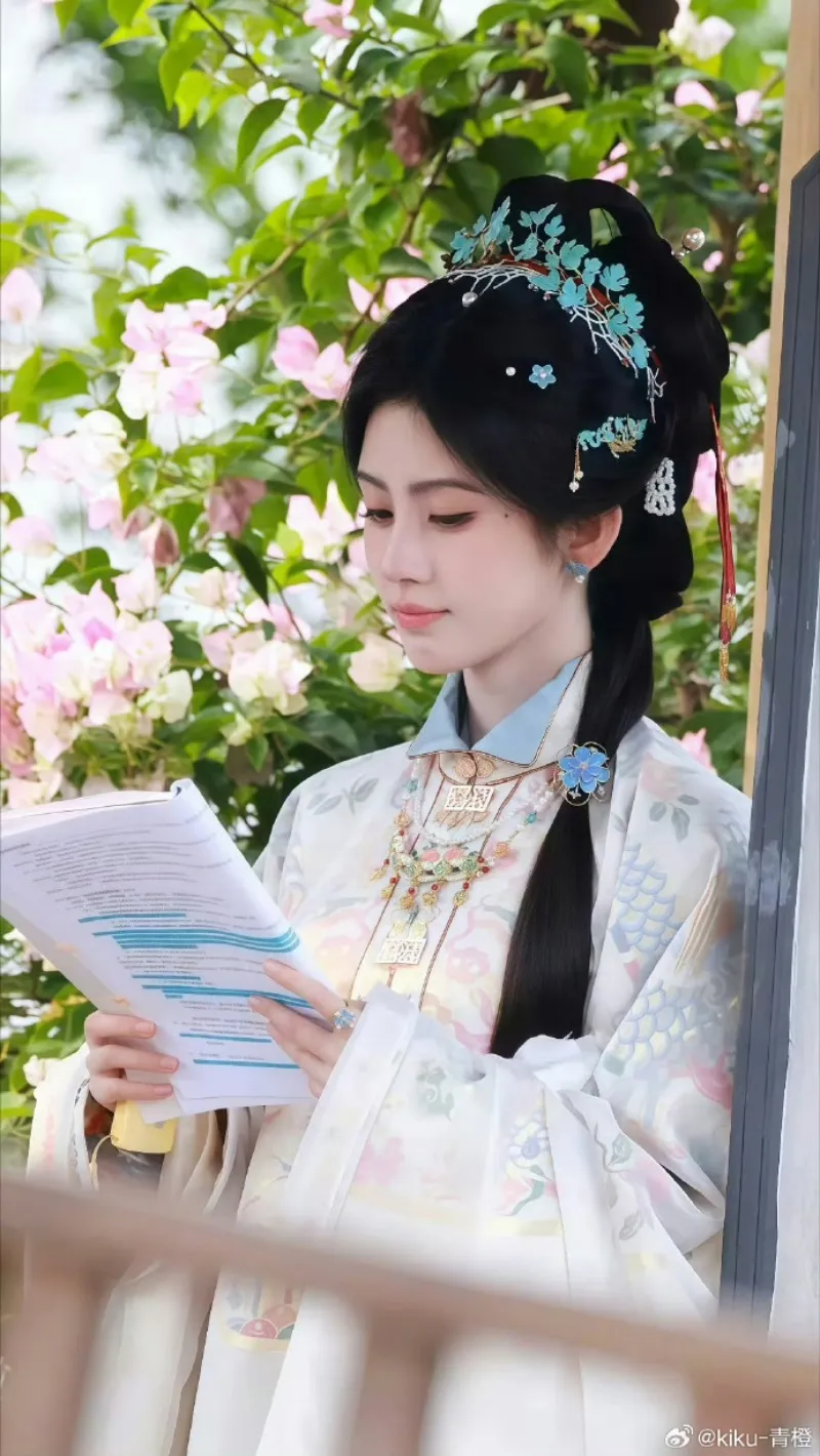 voh-phim-moi-cua-cuc-tinh-y-bien-thanh-san-khau-thoi-trang-2
