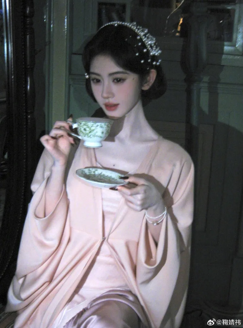 voh-phim-moi-cua-cuc-tinh-y-bien-thanh-san-khau-thoi-trang-30